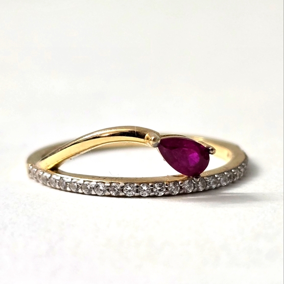 Vintage Jewelry - Watch Video / ‘Crimson Allure’ 14K Gold Art Deco Ruby Ring